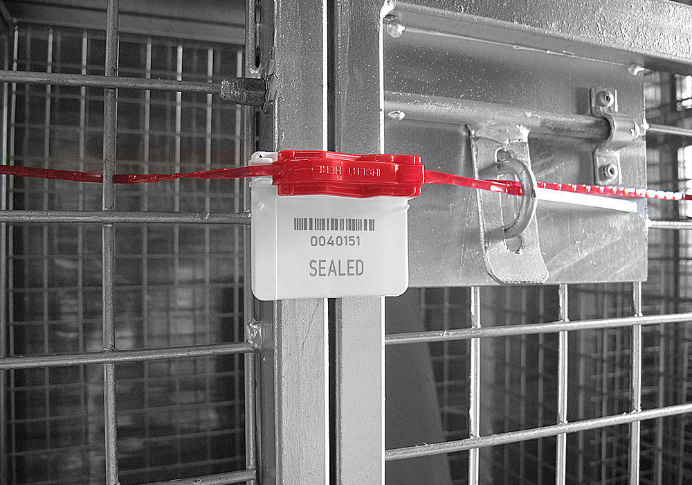 Unisto Modulo 1 adjustable security seal applied to a cage