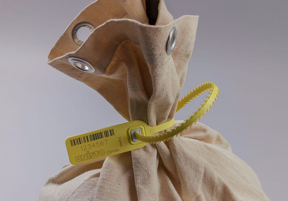 Unisto Espina high-security pull-tight seal applied to a sack