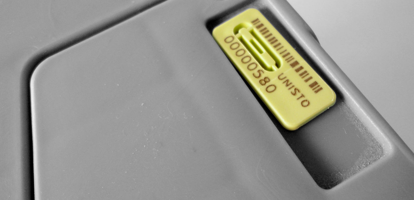 Unisto Syntra Grand snap-on security seal applied to a box