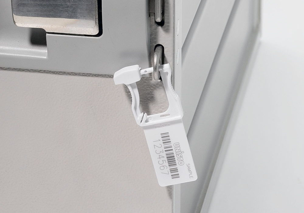 Unisto Jusloc 1 padlock-type security seal applied to an ATM cassette