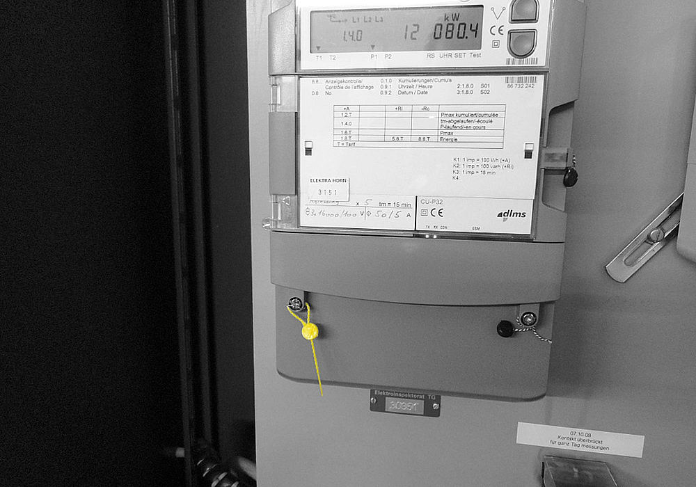 Unisto P10S9 recyclable security seal applied to an energy meter