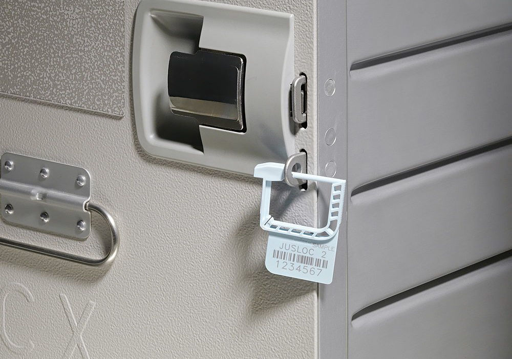 Unisto Jusloc 2 padlock-type security seal applied to an ATM cassette