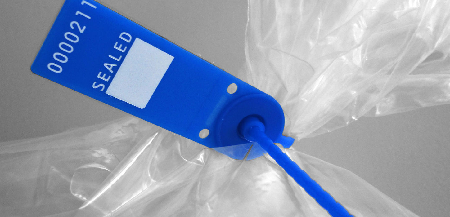 Unisto Medio tamper-evident security seal applied to a bag