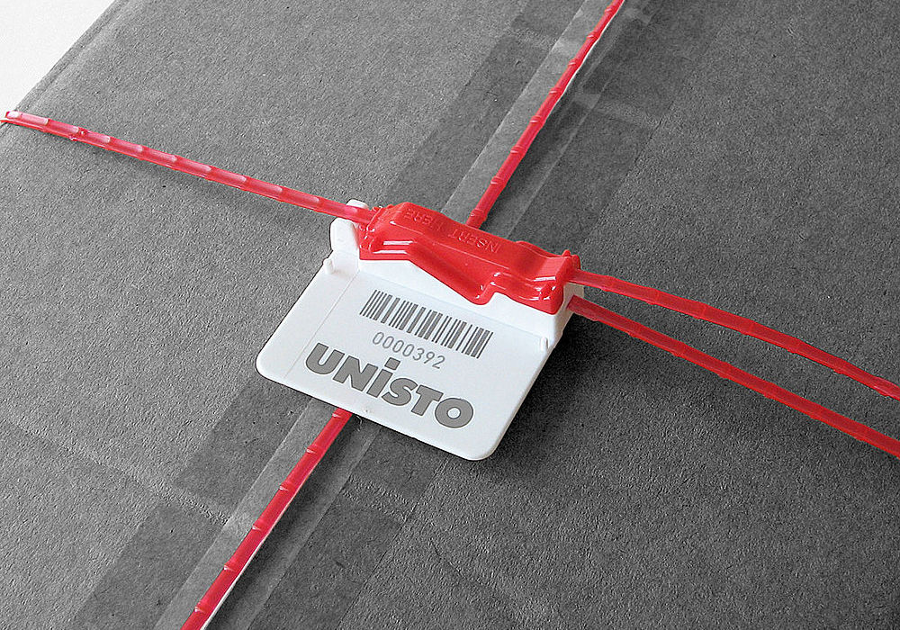 Unisto Modulo 1 adjustable security seal applied to a box