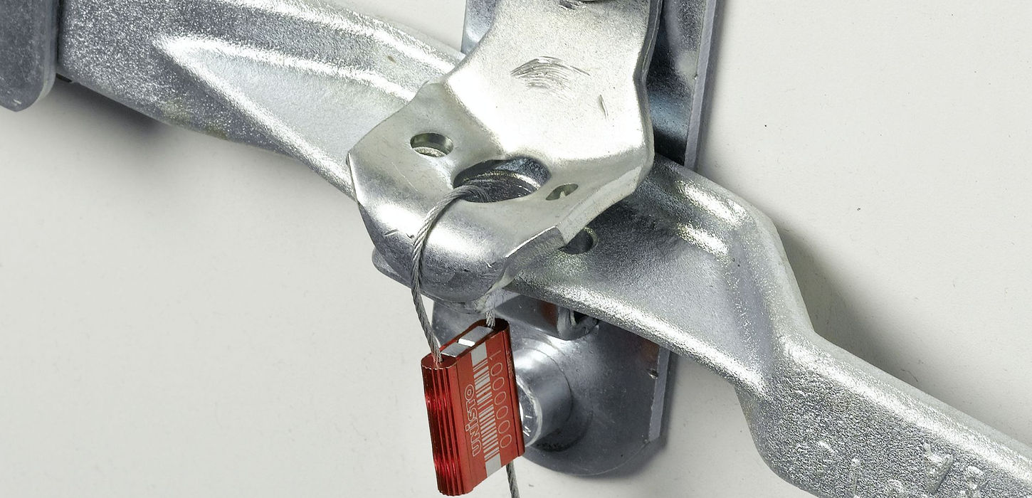 Unisto Metalo 15 metal cable security seal applied