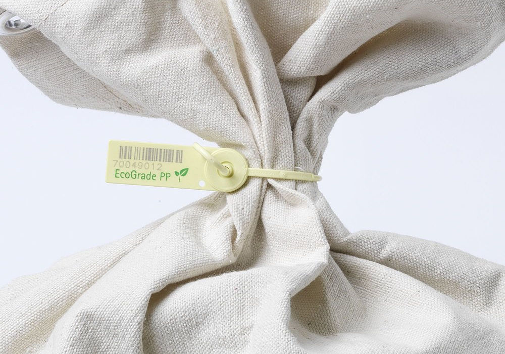 Unisto Medio Ecograde PP sustainable security seal applied to a bag