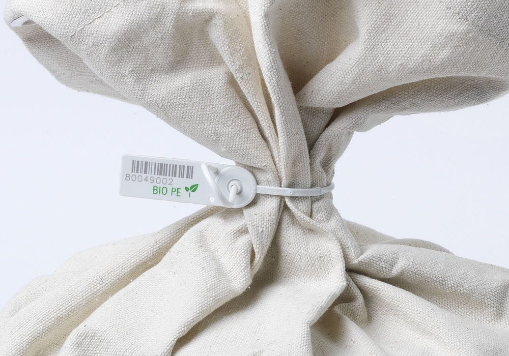 Unisto Medio Bio-Based PE sustainable security seal applied to a bag
